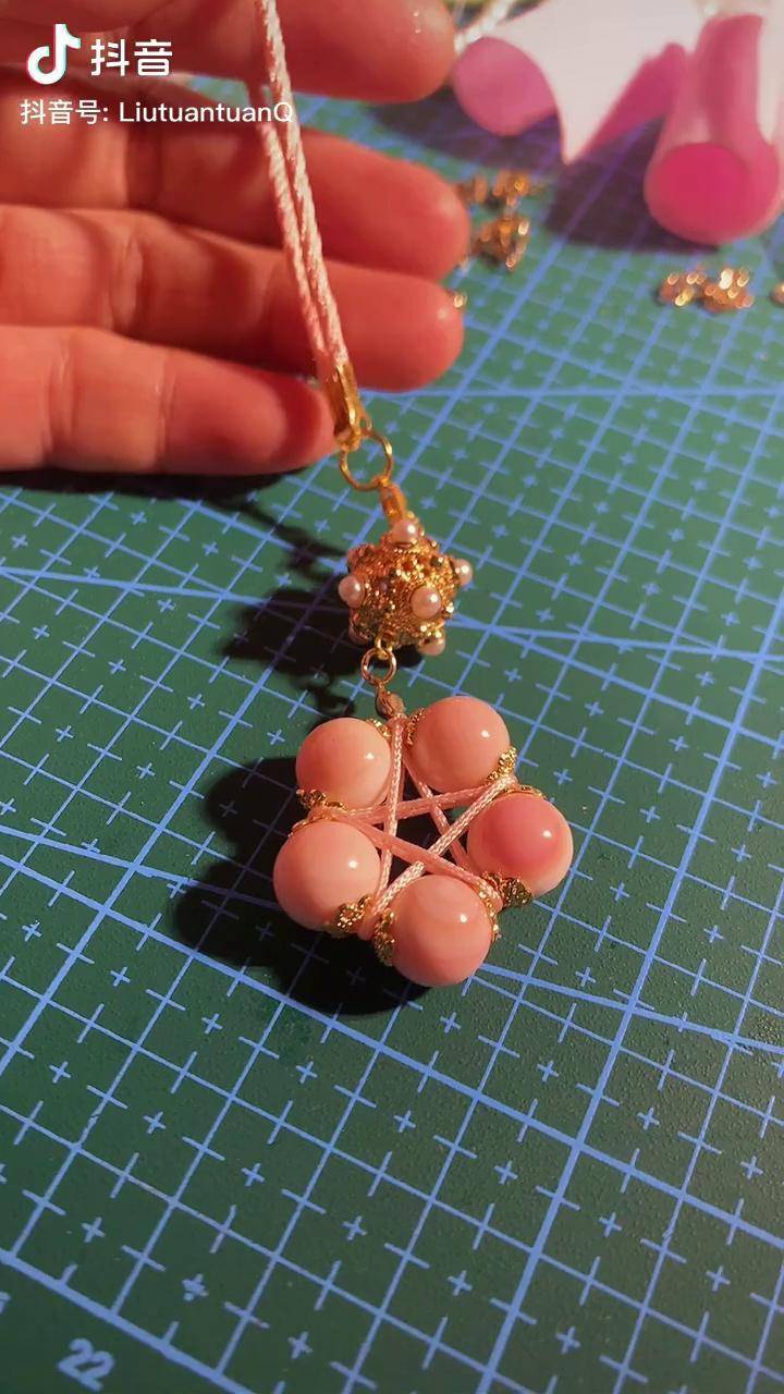 天然胭脂螺 都是一面粉红一面纯白全珠粉色的是染色的 我不知道染色剂