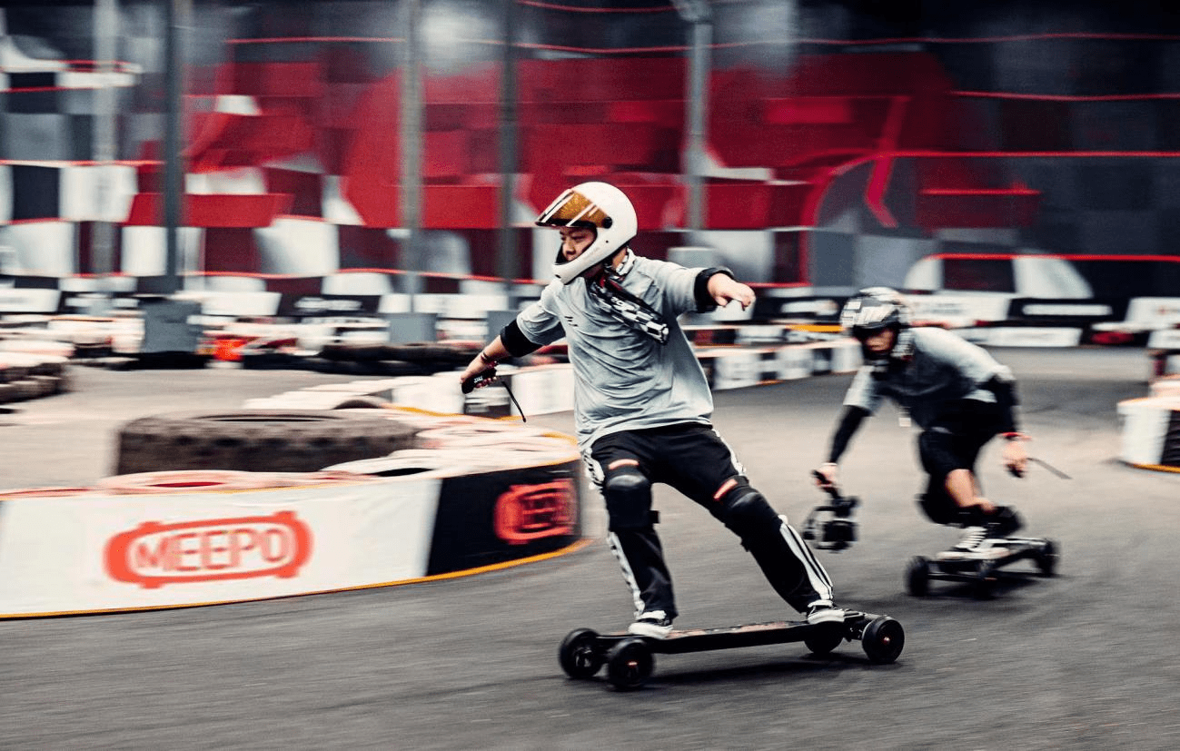 补充五公里内的短途出行需求meepo推动电动滑板作为满足交通需求的