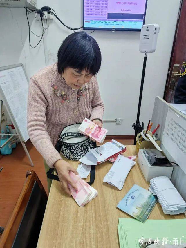 又有人在宁波公交车上丢钱了!万幸……_阿姨_外孙女_现金