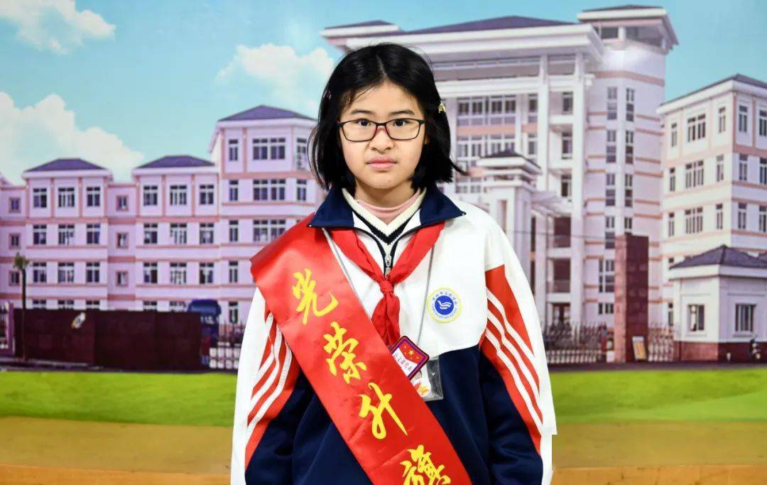 小学第四周光荣升旗手陈思彤李哲涛