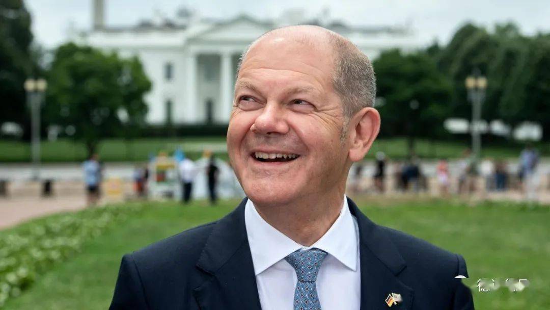 德国前总理施罗德提名为社民党秘书长并成功当选之后朔尔茨曾历任联邦