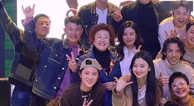 宋春丽染红发成时髦奶奶但不遮皱纹不装年轻气质端庄优雅