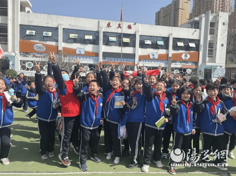 灞桥区东城二小举办小葵花爱心集市活动