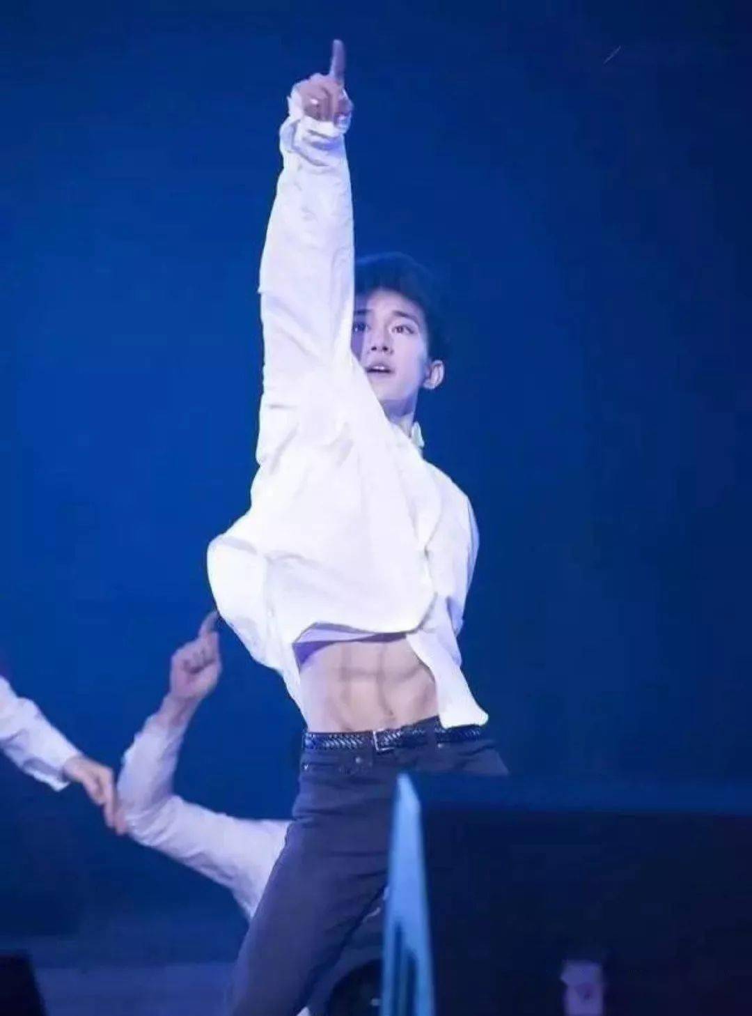 易烊千玺自曝健康保持好身材秘诀家中自备健身器材平常做有氧运动