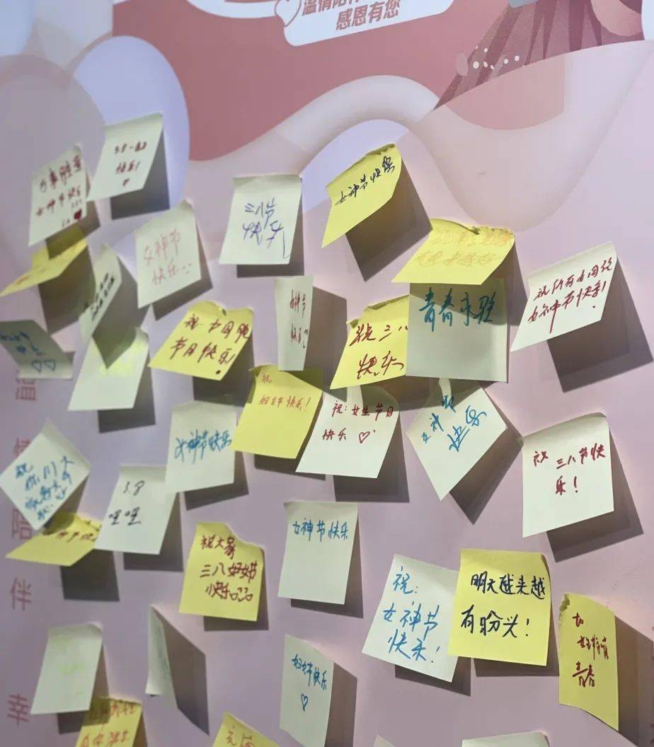 我们还准备了一块展板,女乘客在便利贴上写下想说的话,再张贴到板上