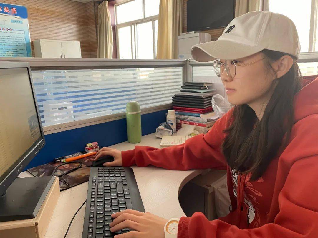 节日快乐美女新闻工作者