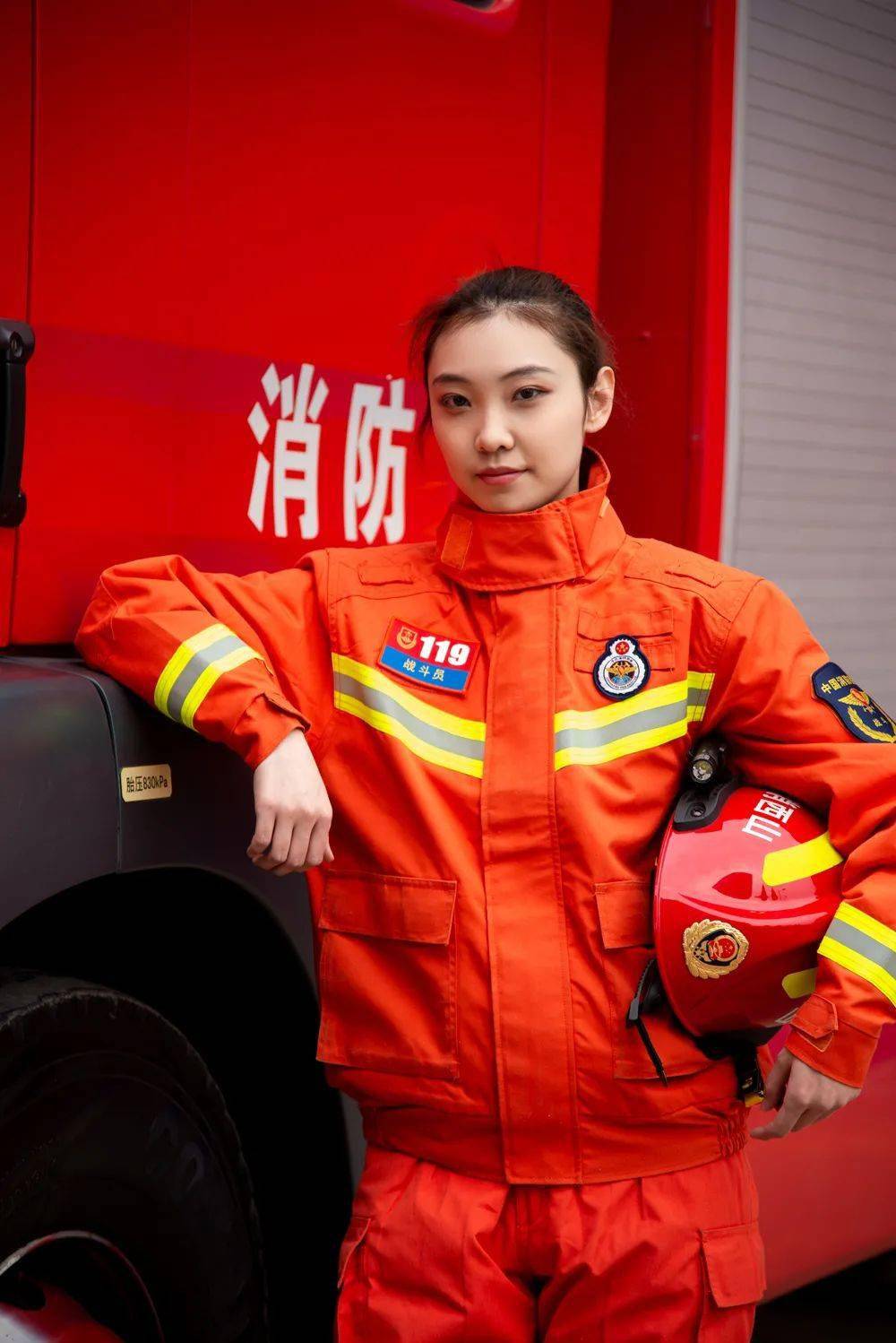 在"三八"国际妇女节之际让我们向奋战在一线的消防女同志们致以崇高的