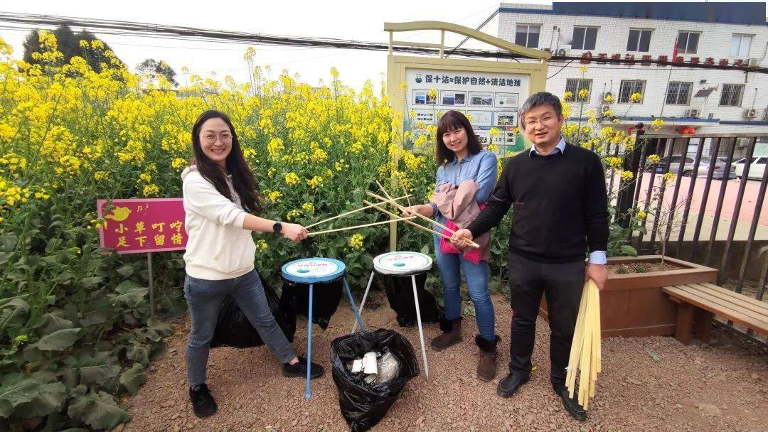 为解决这个问题,保十洁小组带来10个自主研发的环保垃圾支架和一批