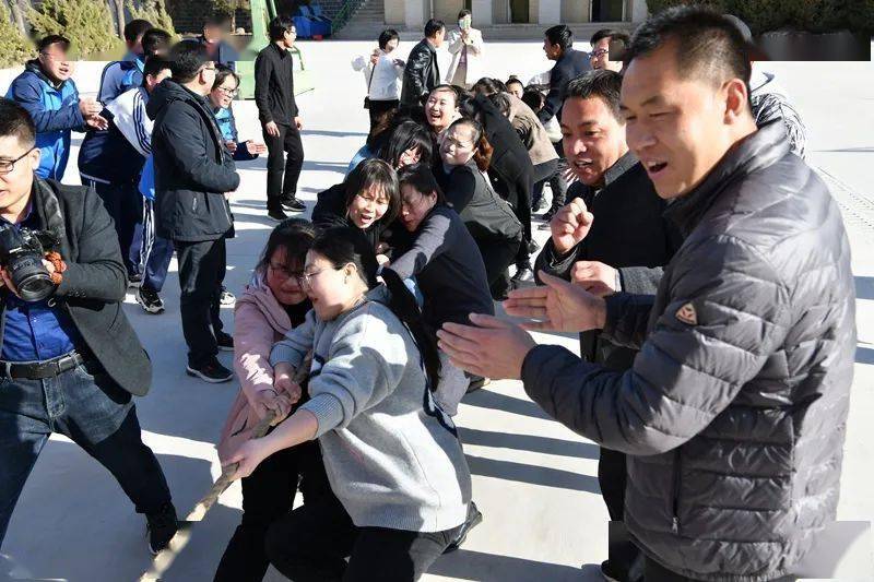 庄浪一中举办女教职工拔河比赛活动