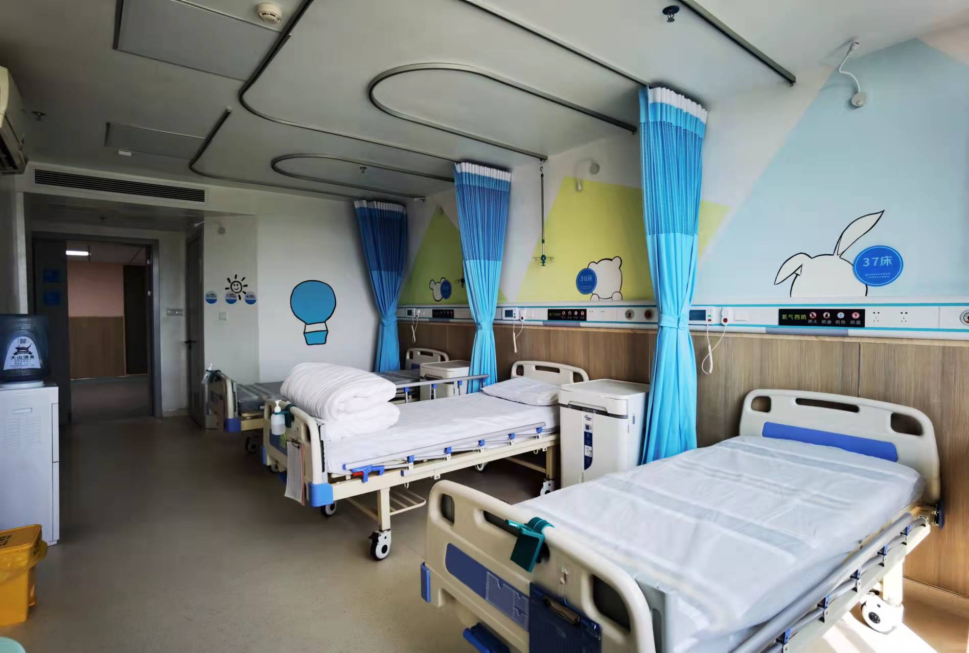 在黔西南州妇幼保健院(儿童医院)儿科住院部,记者看到设有两个病区