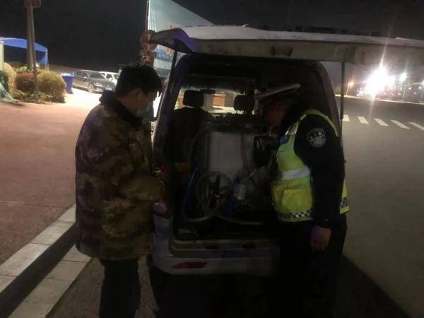 面包车改装 黑油车 万一遇火不堪设想 移动社 面包车改装 黑油车 万一遇火不堪设想 移动社