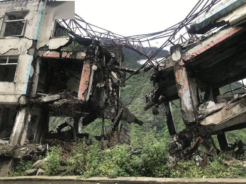 1级大地震严重损毁了樟木口岸的基础设施▲因泥石流断水后与同事们一