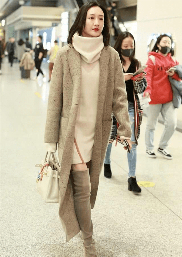 王鸥气质冬装,灰色呢大衣配过膝长靴,尽显成熟知性的气质_毛衣_王欧