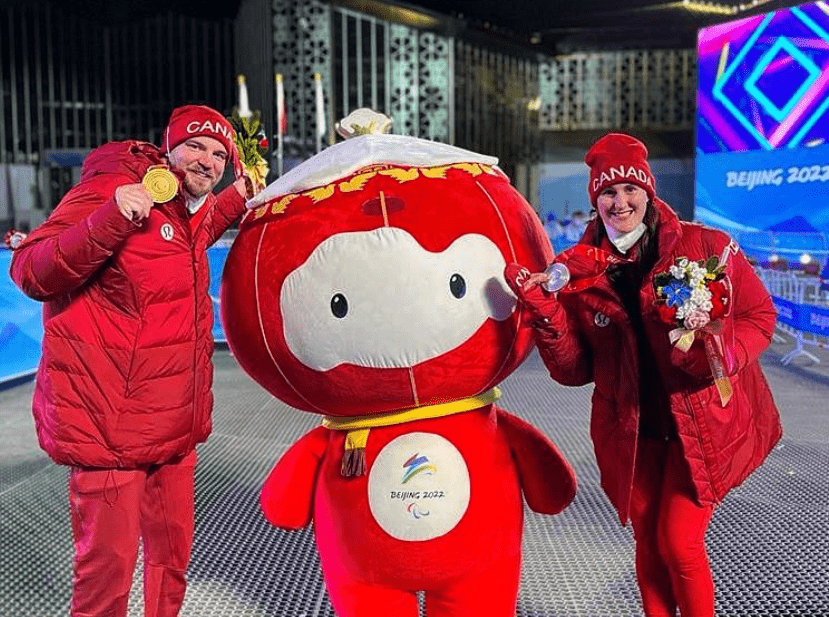 滑雪|加拿大运动员手举金牌和雪容融合影：高光时刻！