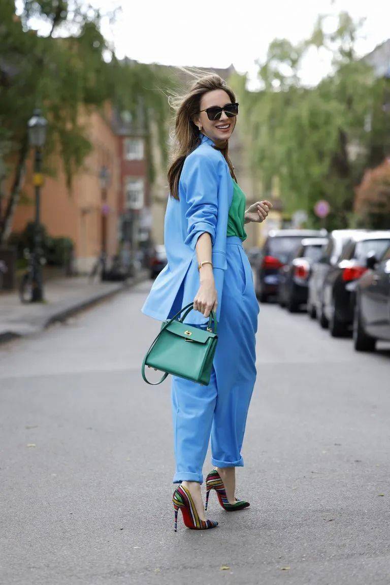 如何根据2022年的色块趋势来搭配一件紫色,绿色,黄色,橙色和蓝色的西