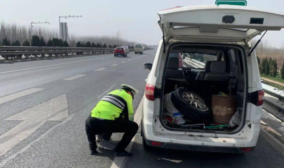 險麵包車高速爆胎失控幸好