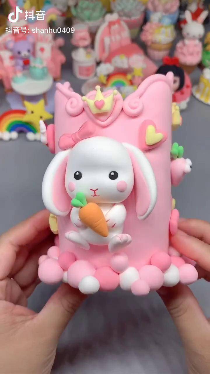 家里的饮料瓶别扔用粘土装饰一下超实用的自制笔筒旧物改造