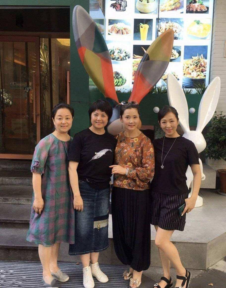 何赛飞参加聚会脸干瘦撑不起脂肪但58岁气质优雅比素人漂亮