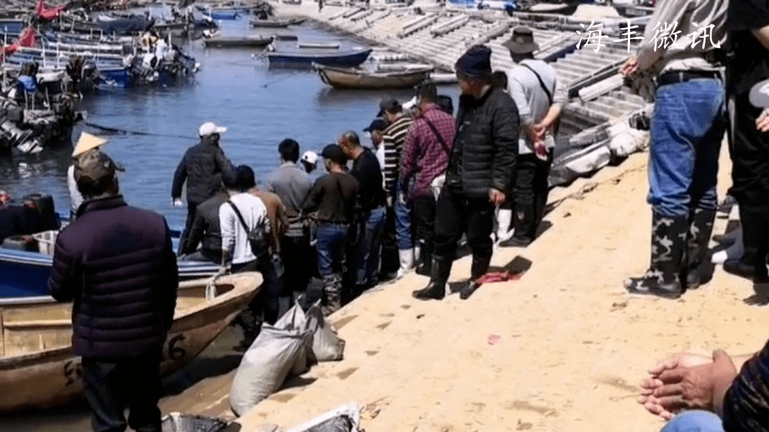 汕尾码头小船一靠岸就被多人团团围住