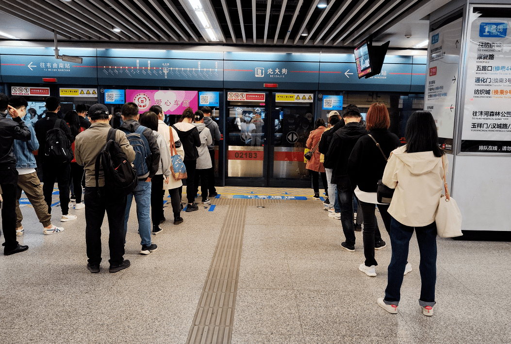 践行雷锋精神引领文明新风丨西安地铁排队日活动有序开展