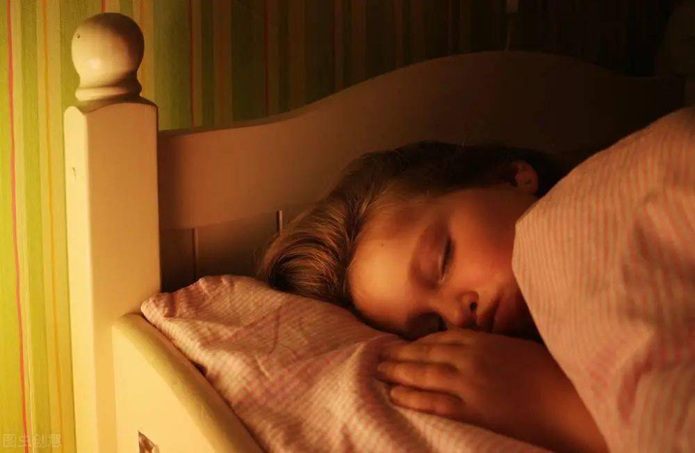 尿片|开灯睡觉会让孩子性早熟？半夜喂奶换尿片怎么办！