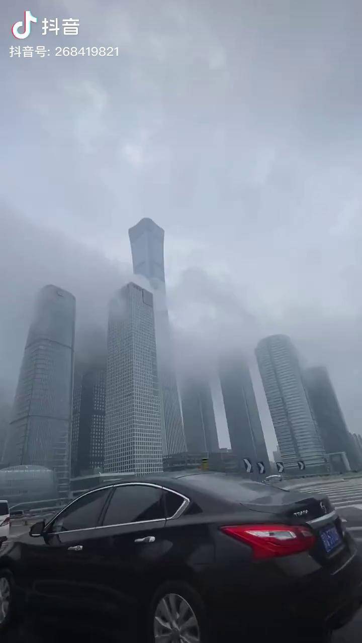 北京北京下雨了同城热门云雾缭绕人间仙境看窗外的世界地标建筑我的