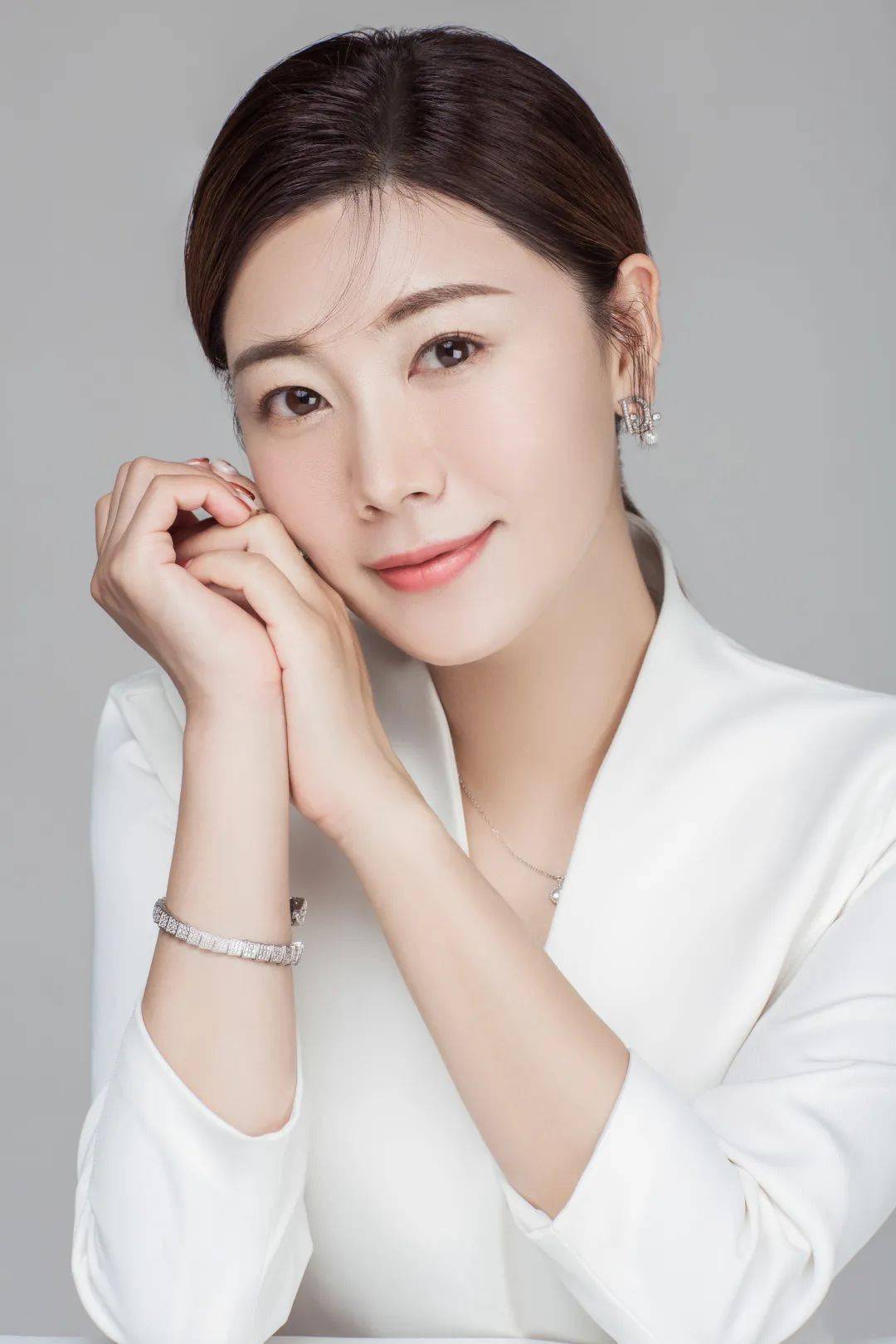 活动当日也将请到官琳女士作为活动现场的主持人.