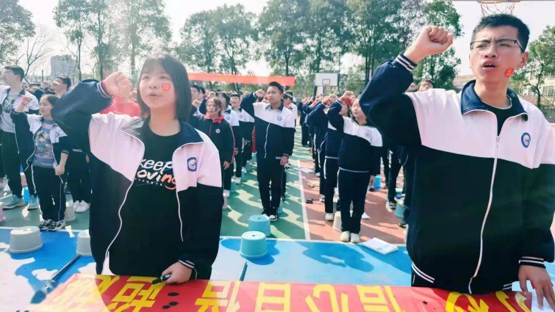 近日,宁乡市春城中学举行"冲刺百日 不负青春"2022届决战中考誓师大会
