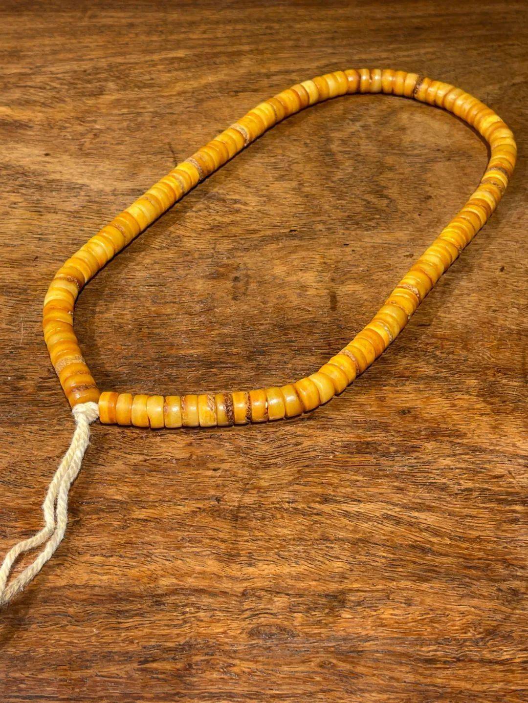 此串老羚羊骨佛珠保存良好,共108粒主珠搭配南红玛瑙隔珠,以及同质老