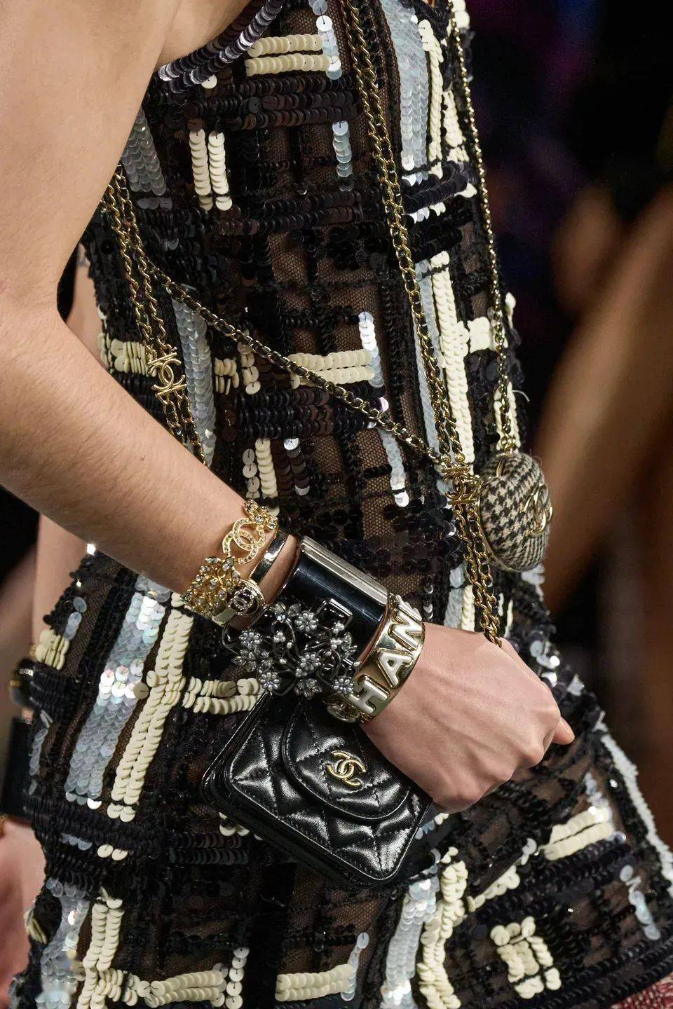 Chanel 想穿上香奈儿,对他说“我爱你”