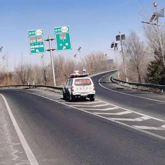 85米超长大挂车!因为太长,卡在…_赤峰_营商_高速公路