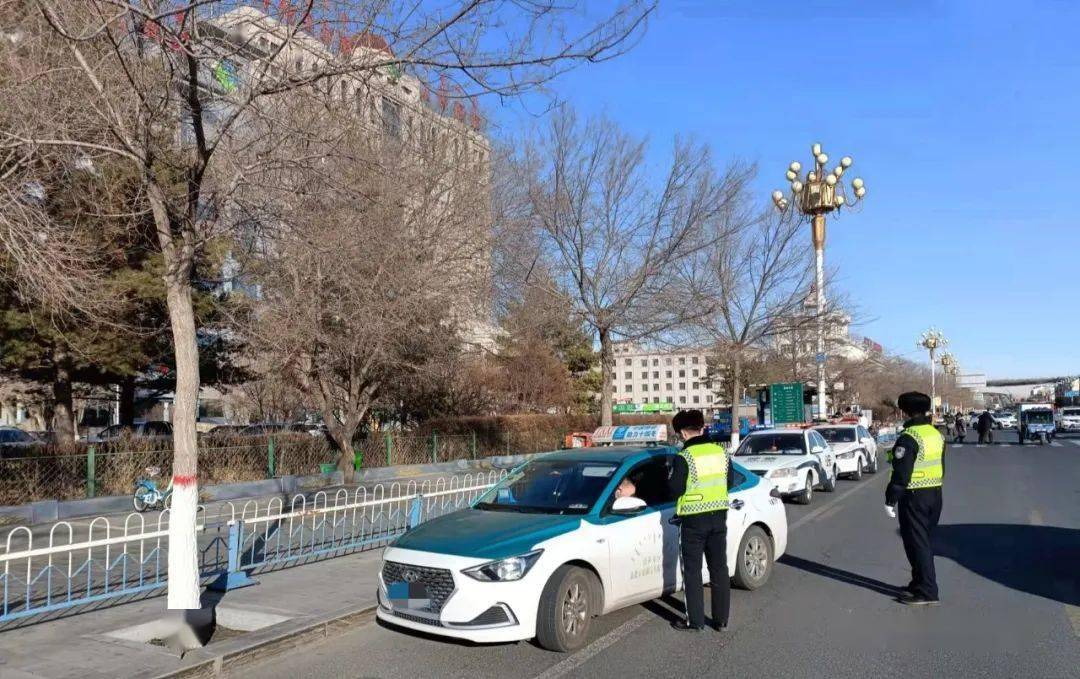 海拉尔市医院门前有个别出租车在禁停标志下停车揽客警民媒三方联动