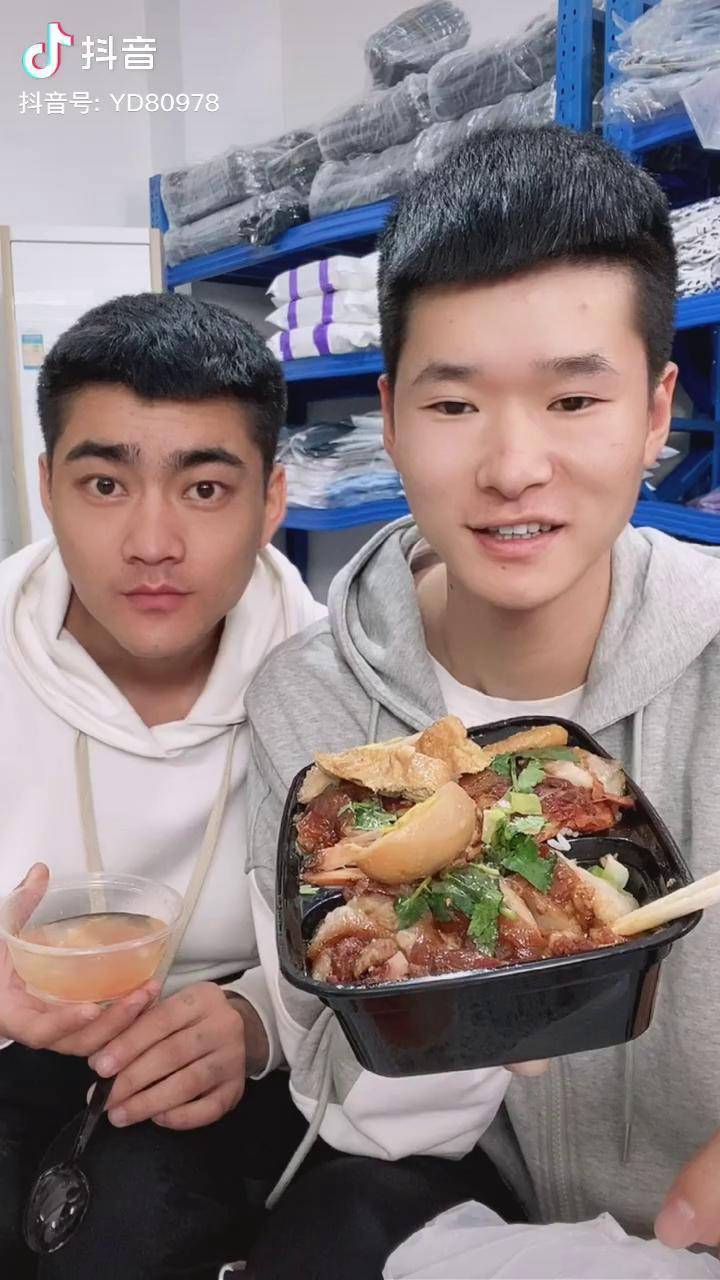 兄弟们在一起的梦想是一致的打拼的方向是一致的所以说无论再累干什么