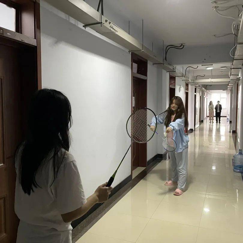 有效的方式！那么就让小编带大家看看当代大学生疫情期间是如何锻炼的吧楼道、宿舍成为新的体育场处处都是运
