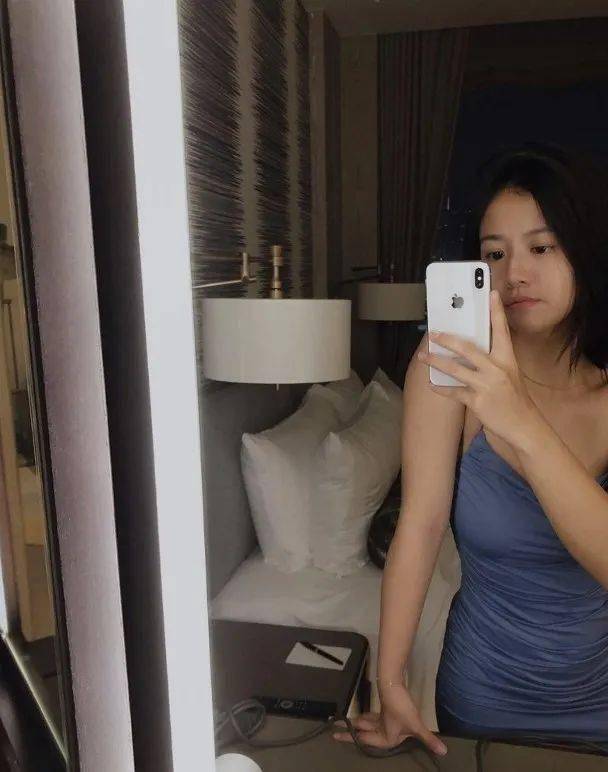 tvb力捧男星女友穿火辣吊带短裙前凸后翘大晒好身材