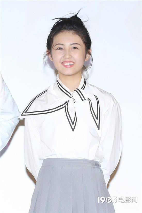 常态 春日穿搭 张子枫关晓彤示范学生装正确打开方式