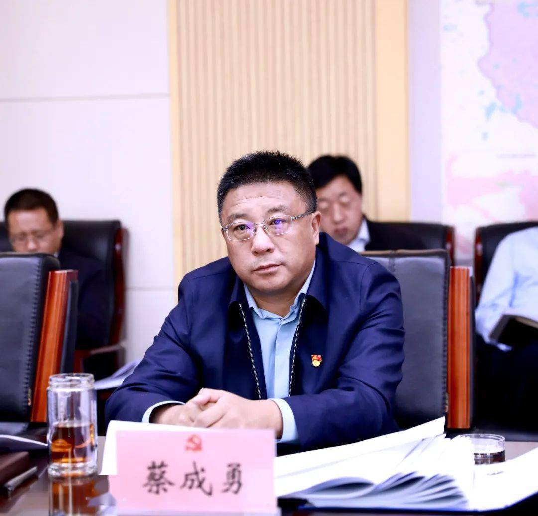 67玉树州委召开常委会会议