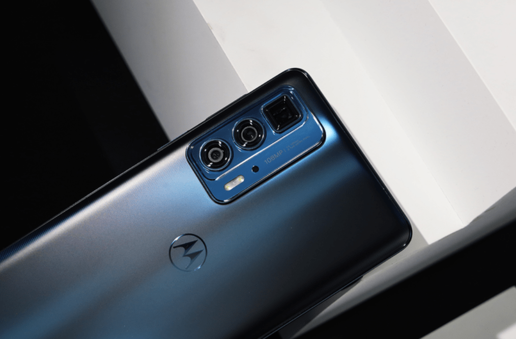 说主摄镜头不给力,而是辅摄上有瑕疵,没有单独的长焦镜头,比如小米12