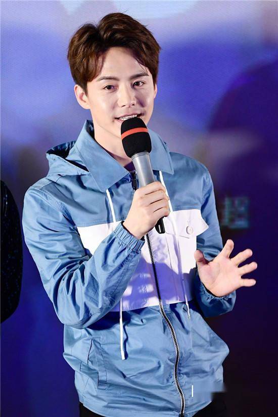 常态 春日穿搭 张子枫关晓彤示范学生装正确打开方式