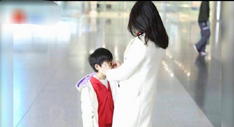 陈妍希 陈妍希带儿子现身机场，5岁小星星五官清秀，颜值高像极了爸爸陈晓