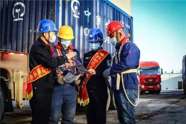 警服把青春留在大漠边关利剑千锤成器精铁百炼成钢她们有铁骨亦有柔肠