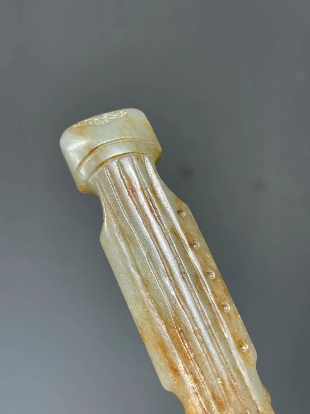 02褐沁青白玉古琴形笔搁扫二维码收藏【籽料白玉镂雕三尊佛雕片】尺寸