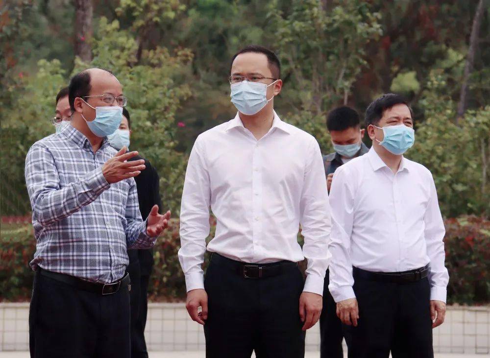 "……在永泰城建校,雷连鸣实地察看学生核酸采集与学校防控措施落实