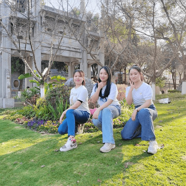 余艳吴蓓,施思,黄珣(组长),道具组:后勤组:林丛(组长),黄红艳,陈