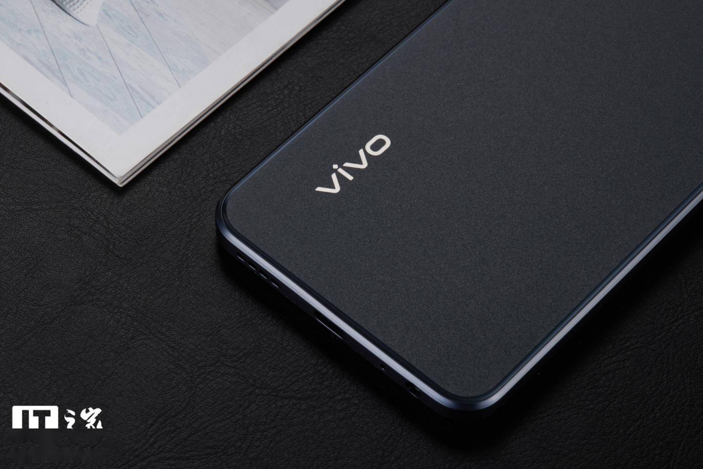 【IT之家开箱】vivo Y33s 5G 手机图赏：清蓝微光，经典深邃