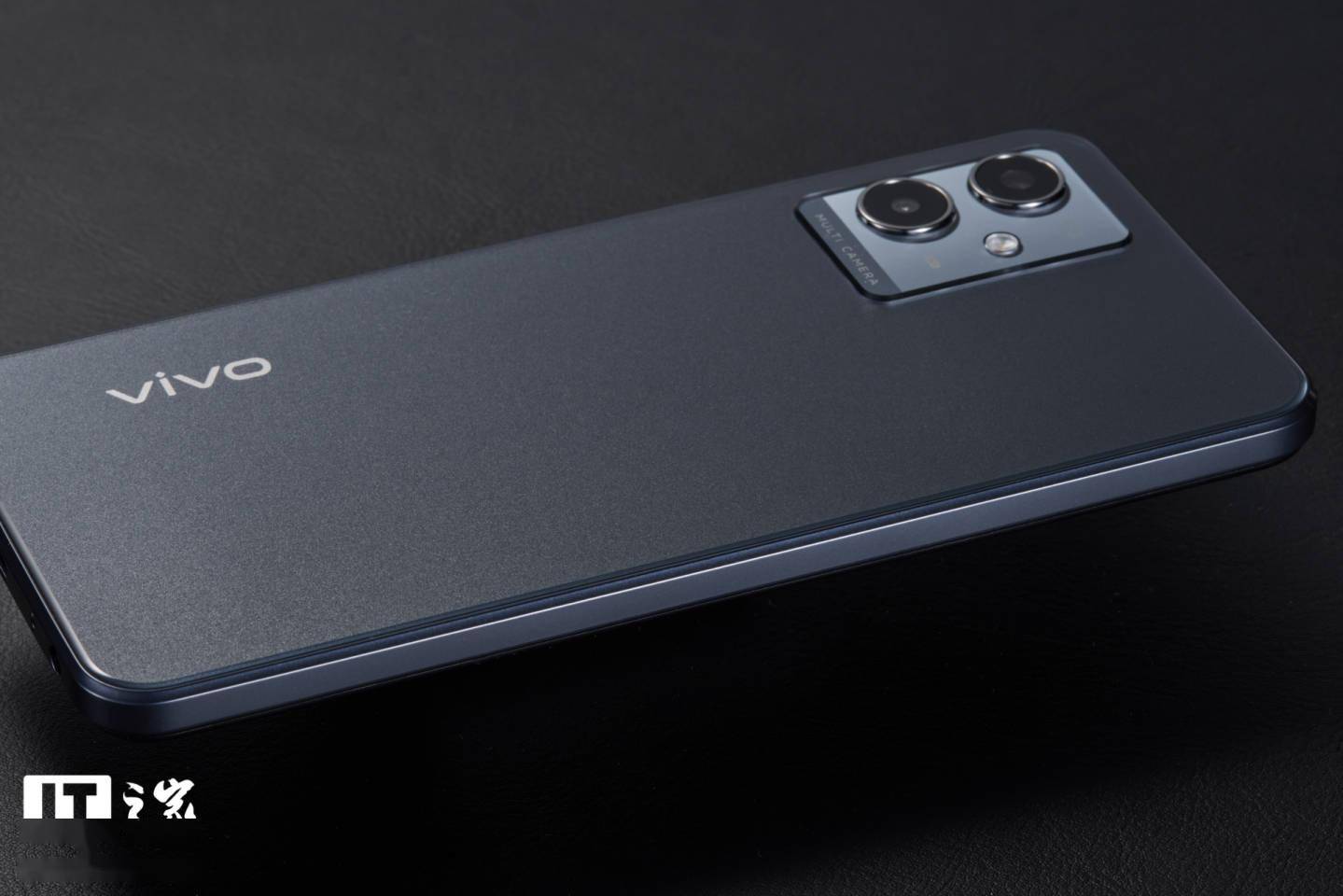 【IT之家开箱】vivo Y33s 5G 手机图赏：清蓝微光，经典深邃