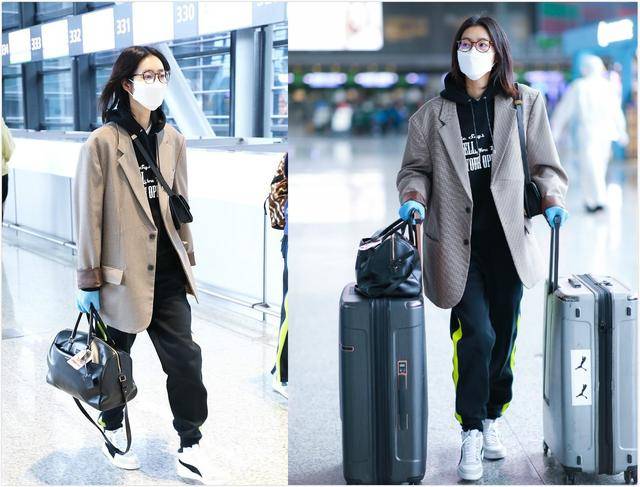 原创刘雯戴蓝色防护手套现身穿男友风西装配竖纹运动裤依旧帅气