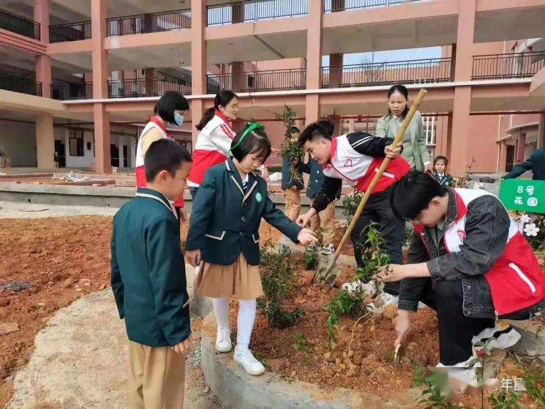 3月10日,横州市团委联合横州镇茉莉小学组织相关团组织,青少年维权岗