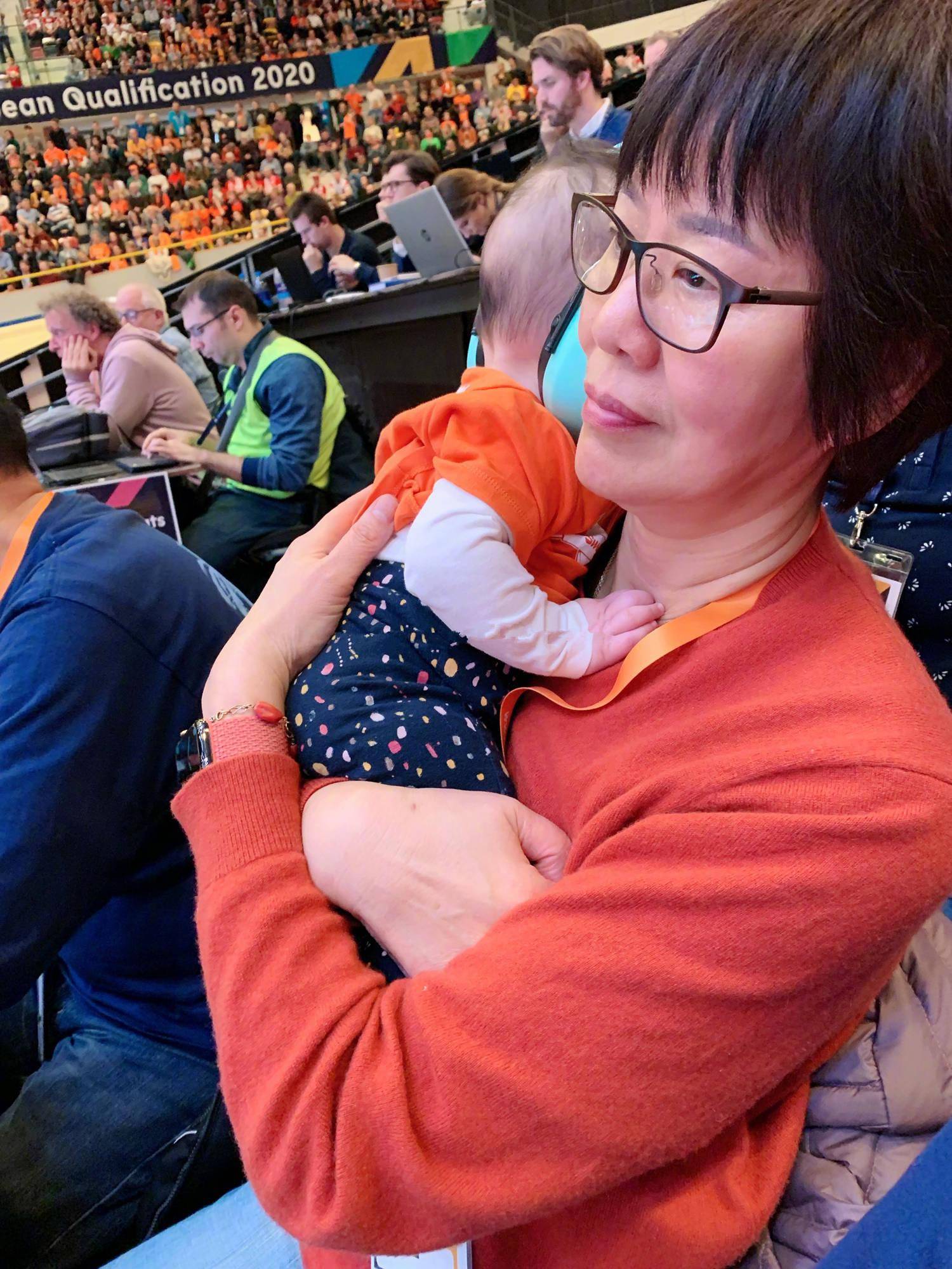 郎平与马蕴雯相聚美国后者三年前移居美国如今混血宝宝满两岁