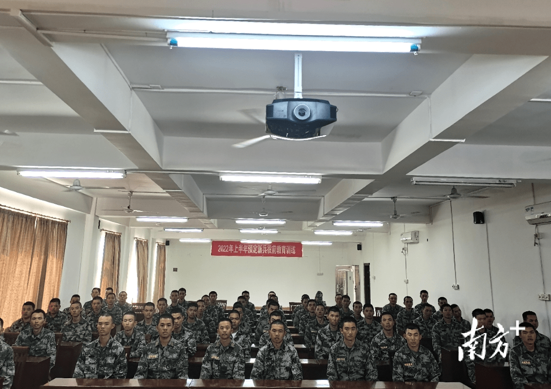 汕尾城区人武部给准新兵上役前教育课_彭骏_部队_付文良